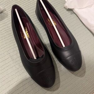 CHANEL Black Leather CC Logo Ballet Flats with Burgundy Insole